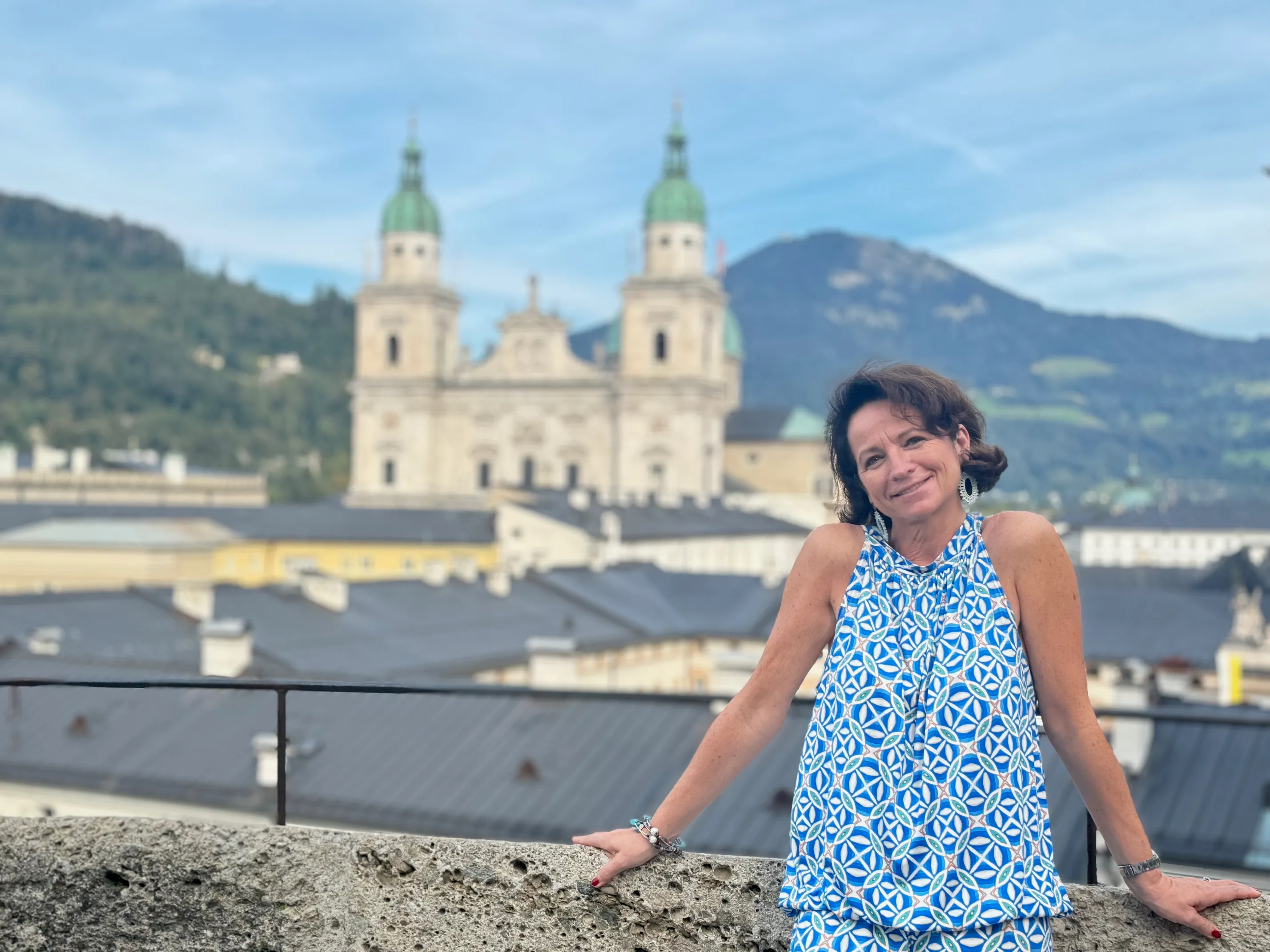 Christine Walter vor der Salzburger Altstadt
